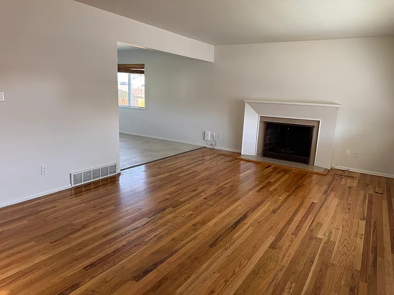 950 Taney Ln — Photo 2