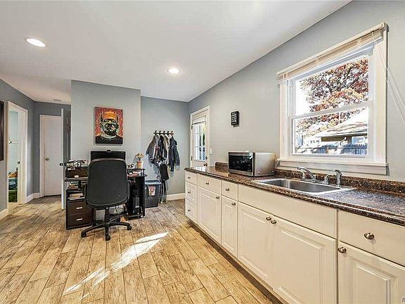 5th image of 33 Block Island Dr