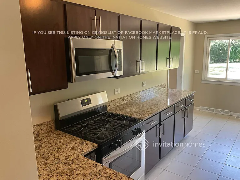 325 Glendale Ln — Photo 3