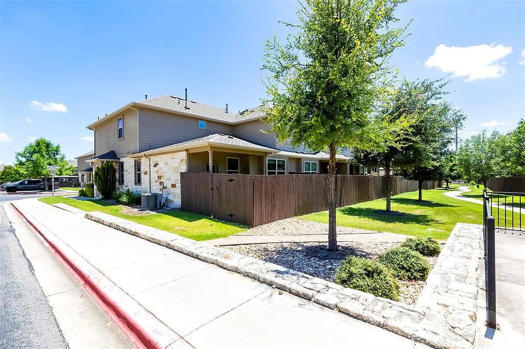 3 bed, 2.5 bath, 1707 sqft, $1,995 — Photo 2