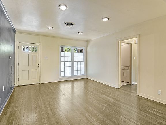 4th image of 218 Coyle Pl