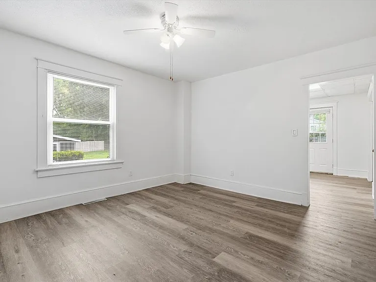 64 Penn St — Photo 16