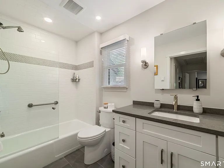 595 Heritage Vlg #B — Photo 18