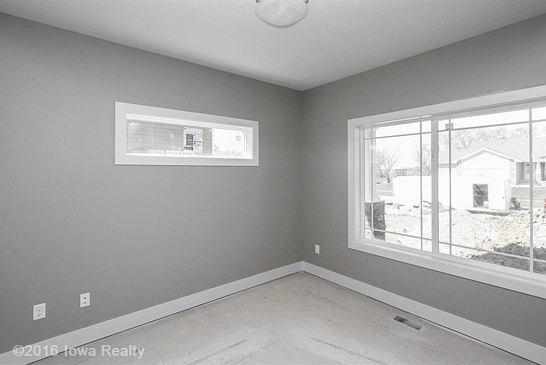 2nd image of 805 E Trail Ridge Pl