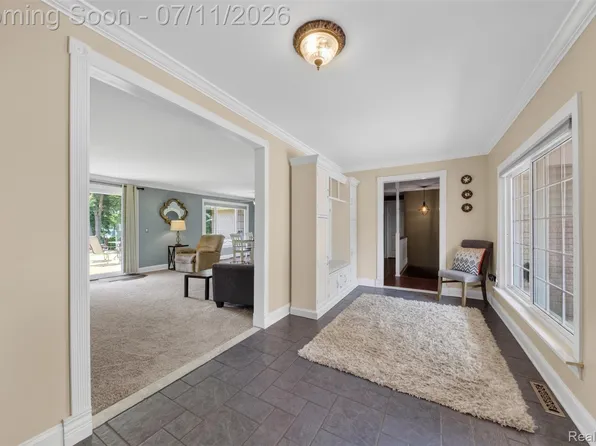800 Hinford Ave, Lake Orion, MI 48362