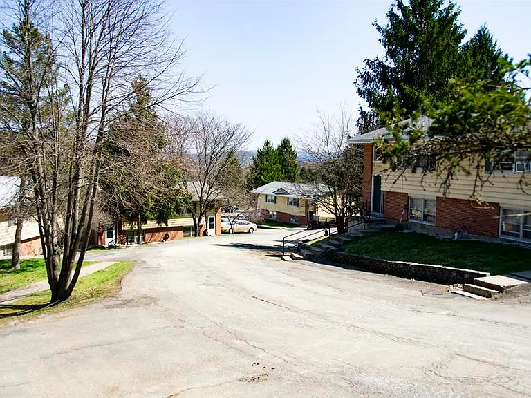 Mountain Ridge Townhouses — Photo 2