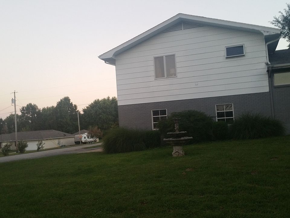 2nd image of 814 E Hadley St