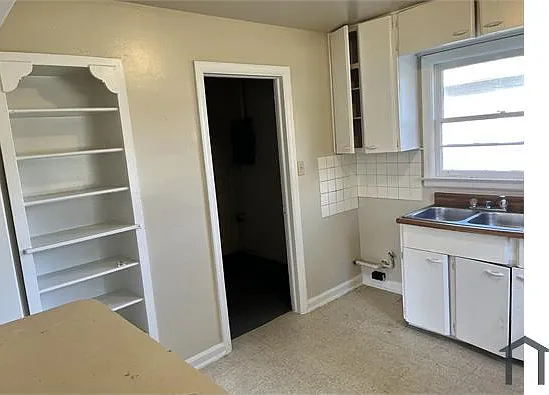 2204 N Kitley Ave — Photo 2