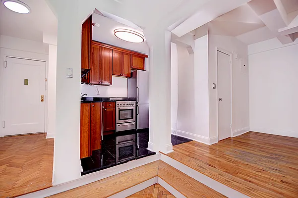 Rented by Urbane Brokerage | media 12