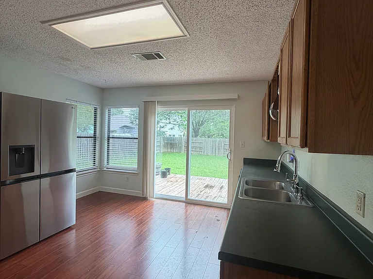 1208 Bradbury Ln — Photo 25