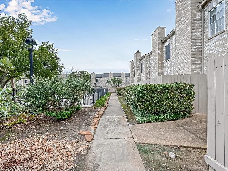 8077 El Mundo St #8077 — Photo 39