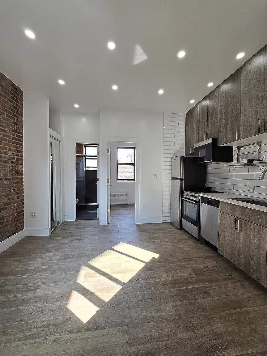235 East 24th Street — Photo 4