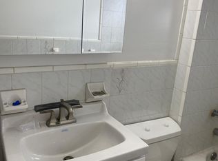 26 Middleneck Rd APT 2Q, Roslyn, NY 11576