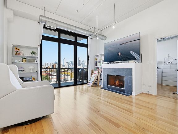 4th image of 811 W 15th Pl Unit 605