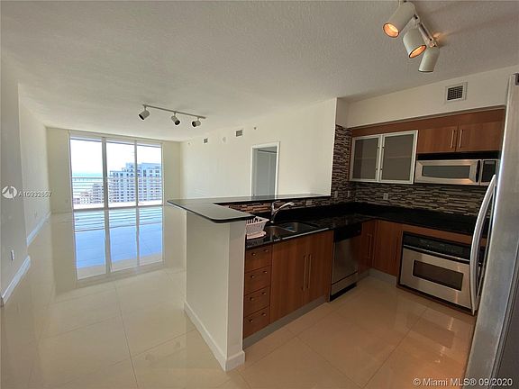 3rd image of 325 Biscayne Blvd #4215