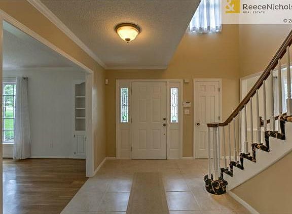 3rd image of 15901 Overbrook Ln