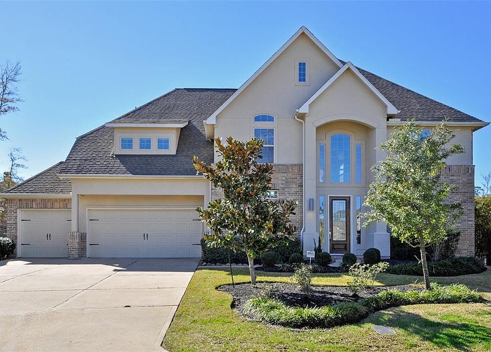 Beautiful Brick and stucco exterior home with great curb appeal.