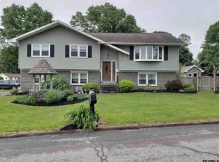 8 Glen Ct, Schenectady, NY 12306