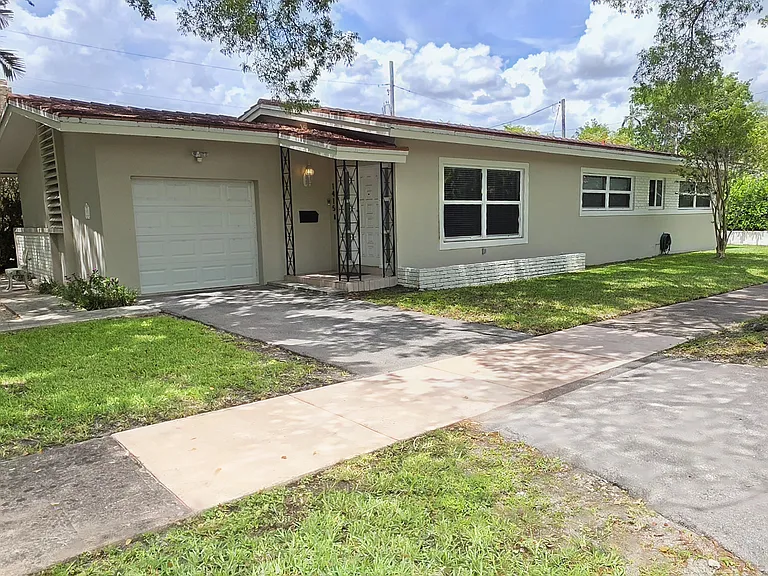 1415 Genoa St — Photo 1