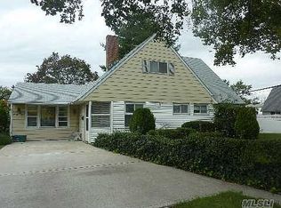 493 N Newbridge Rd, Levittown, NY 11756