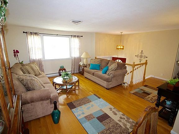 3rd image of 18 Brookdale Cir