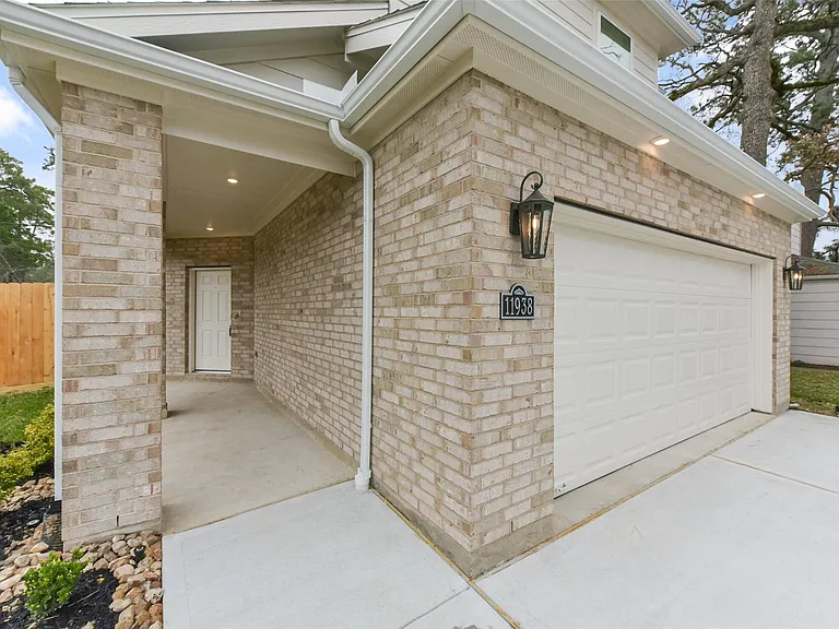 11938 Lakewood West Dr — Photo 2