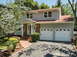 17 Vine St, Roslyn Harbor, NY 11576