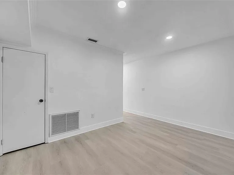 727 Kensington Lake Cir — Photo 20