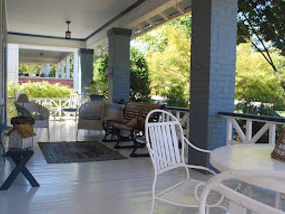 Spacious wrap-around porc