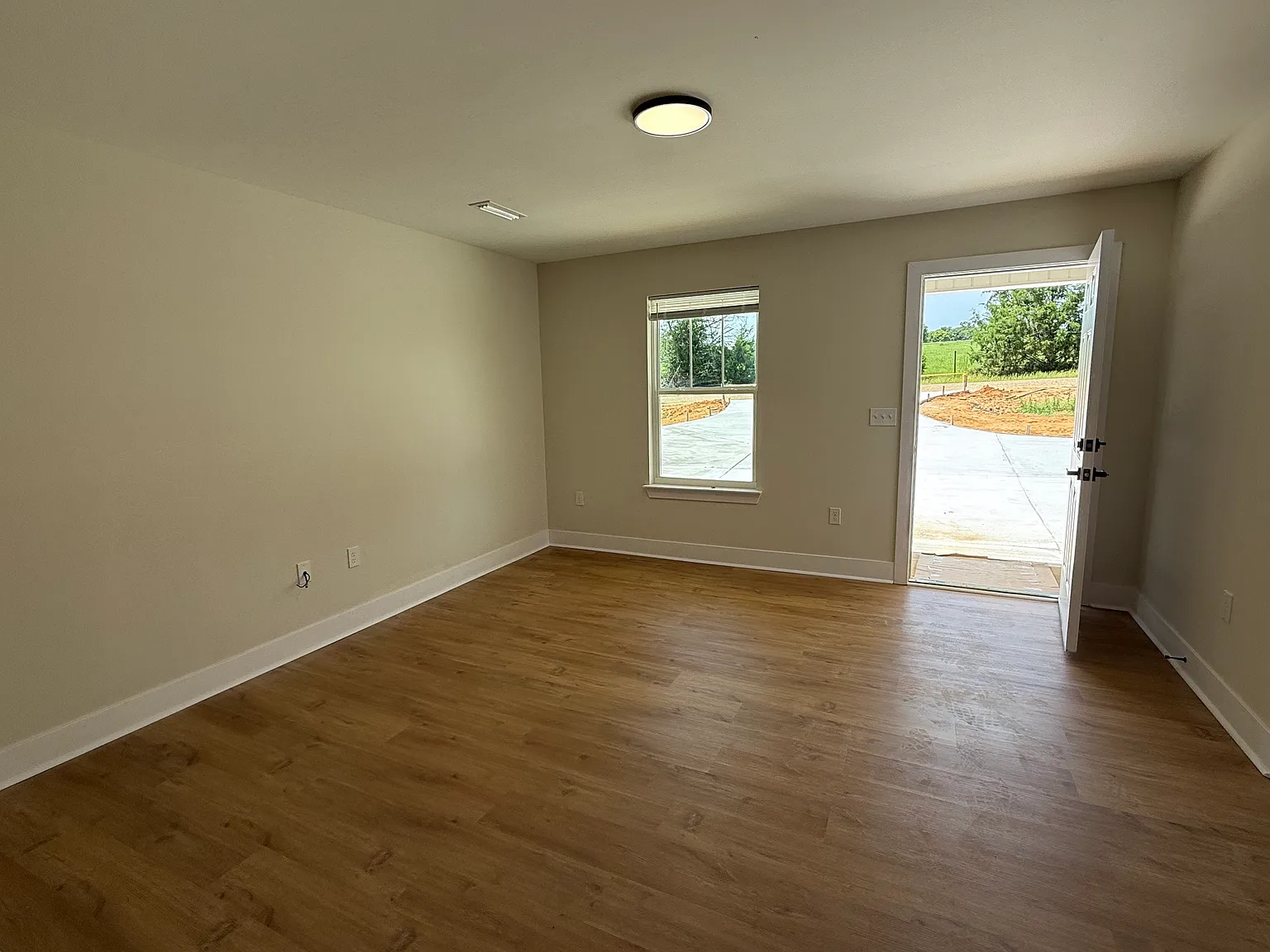 3 bed, 1000 sqft, $1,250 — Photo 2