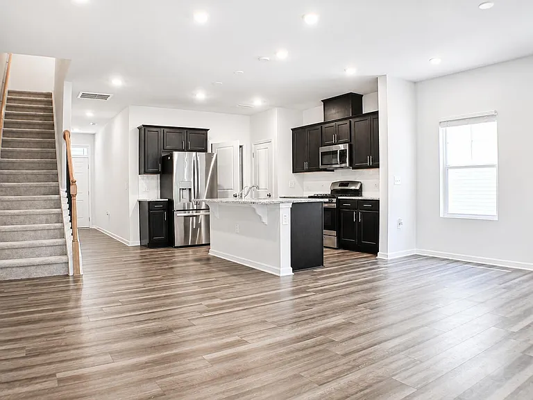 225 Peebles Dr — Photo 3