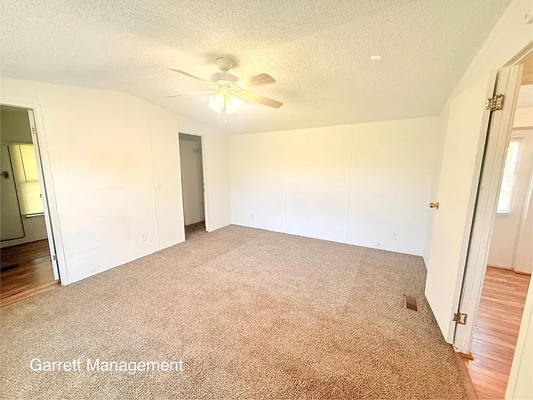921 Seneca Dr — Photo 7