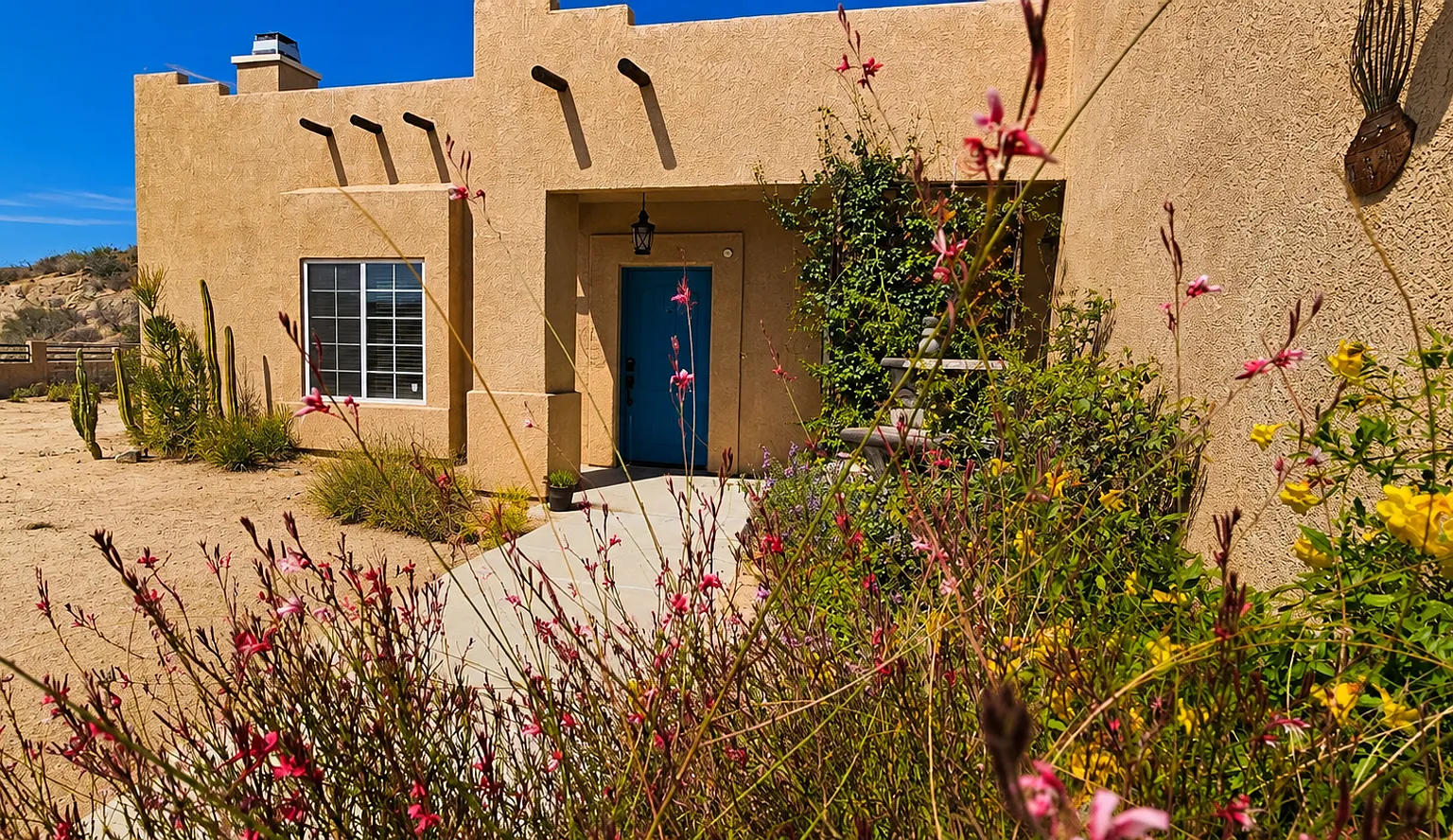 Cozy 3 Bedroom 2 Bathroom Home with Breathtaking Views — Photo 1
