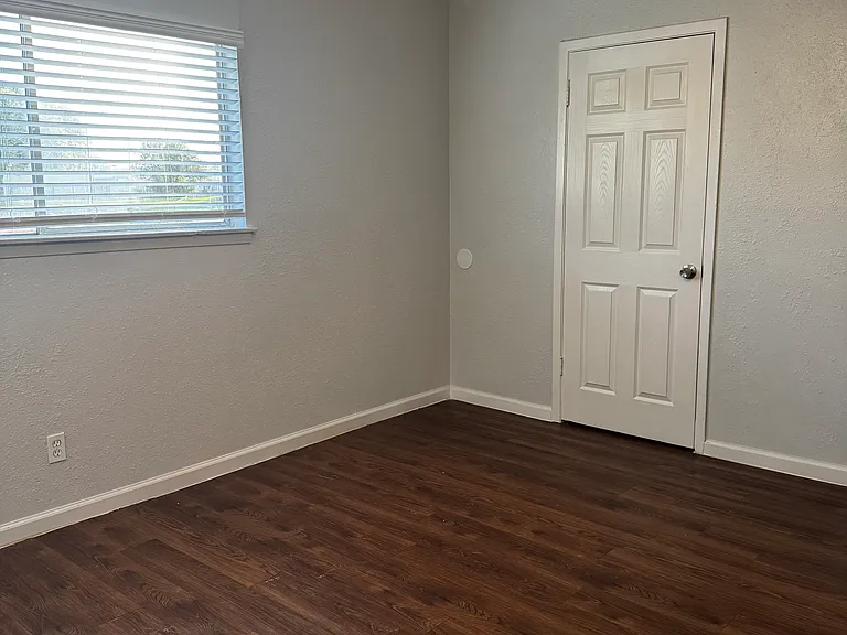 New Riviera Apartments — Photo 31