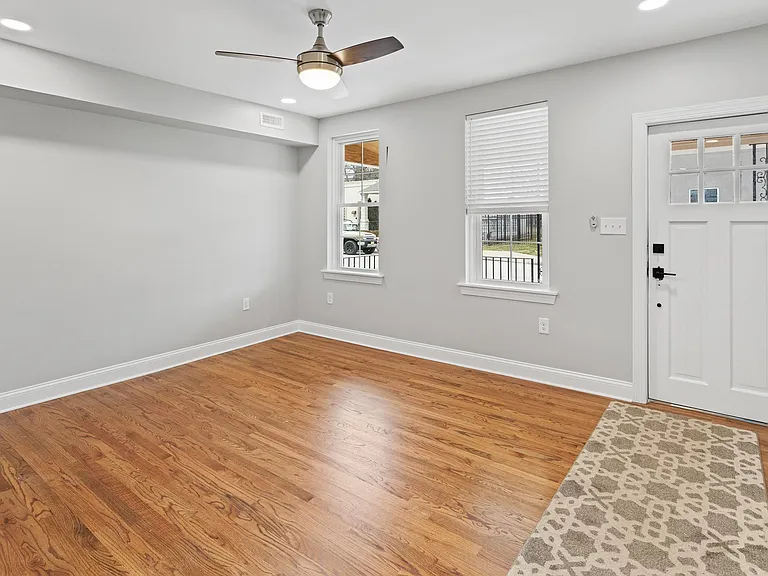 731 E Elm St — Photo 5