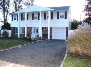 44 Pinewood Dr, Commack, NY 11725
