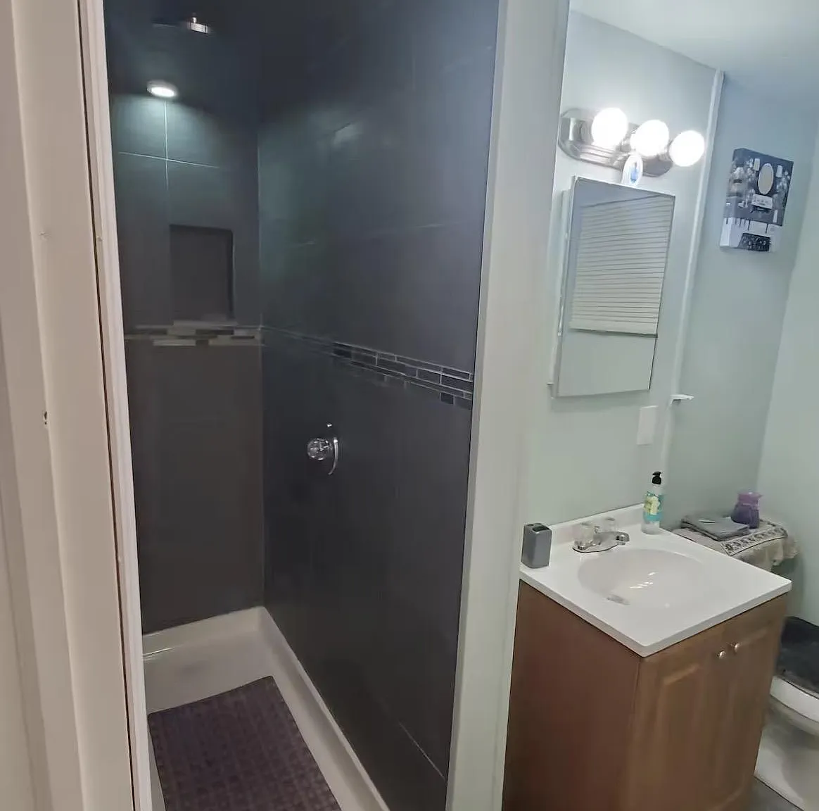 2 bed, 1.0 bath, 2500 sqft, $1,819 — Photo 3