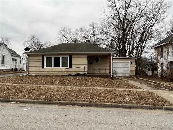 209 E 18th St, Higginsville, MO 64037