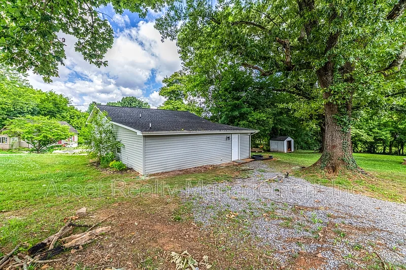 2 bed, 1.0 bath, 1300 sqft, $1,995 — Photo 3