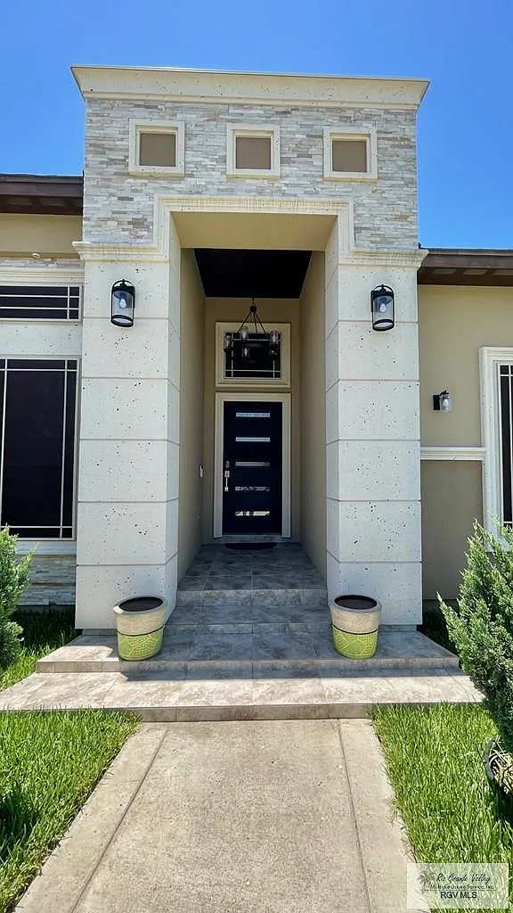 3 bed, 2.5 bath, 1632 sqft, $2,300 — Photo 2