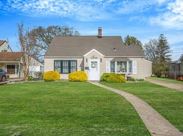 9 Copper Lane, Levittown, NY 11756