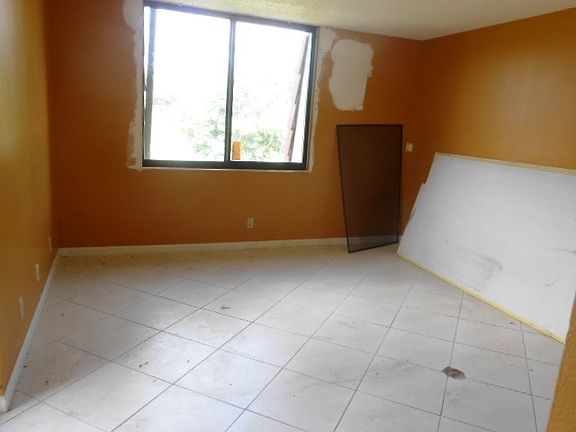5th image of 3922 Victoria Dr