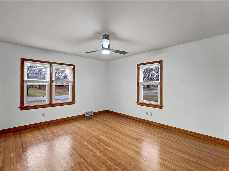 2608 Meadow Dr — Photo 8
