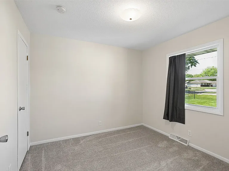 502 NE Trilein Dr — Photo 18