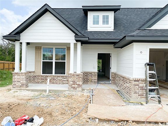 2nd image of 1932 Cambria Dr