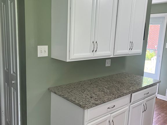 3rd image of 414 Wyndhurst Dr