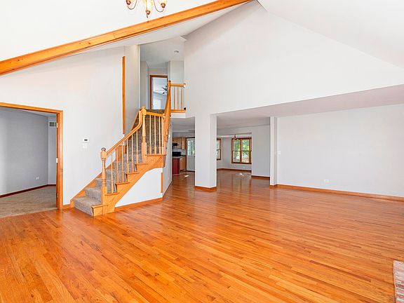 4th image of 215 Cambridge Ct