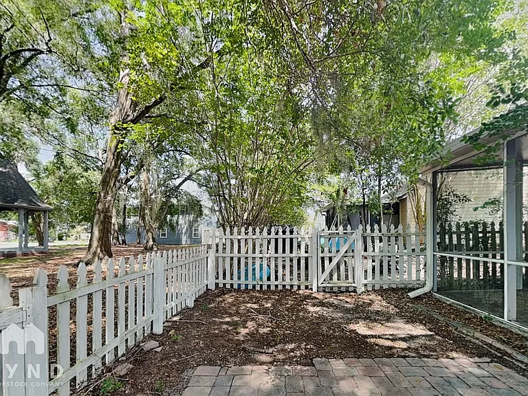 1729 Chatham Cir — Photo 17
