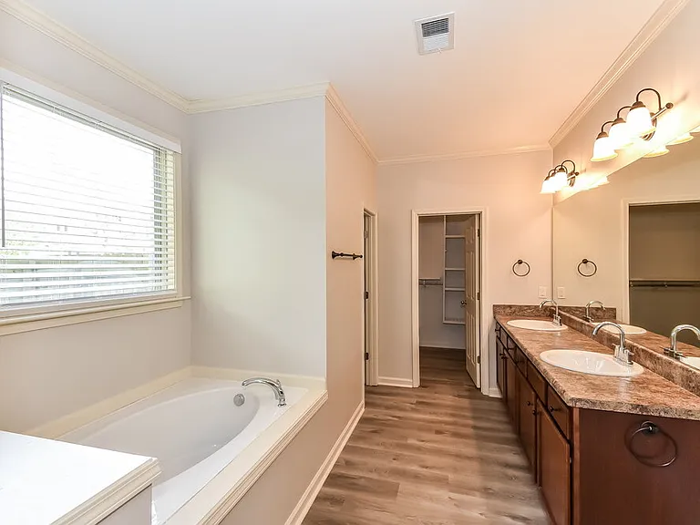 1000 Cureton Dr — Photo 11