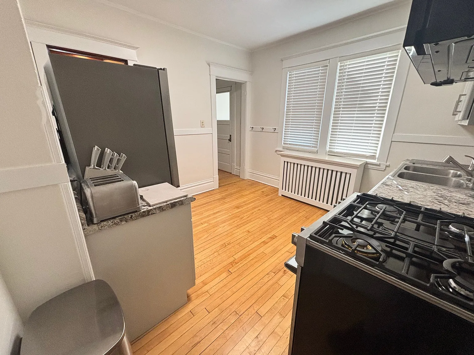 Renovated 3BR Duplex with shared Yard & Parking — Photo 2